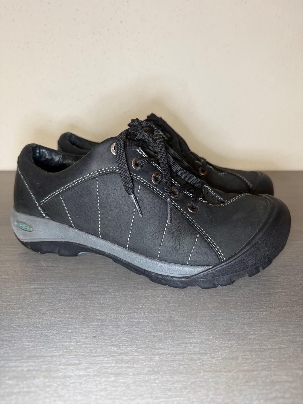 Women's Keen Leather Walking Shoes Black Size 7.5 US Casual Comfortable Outdoor